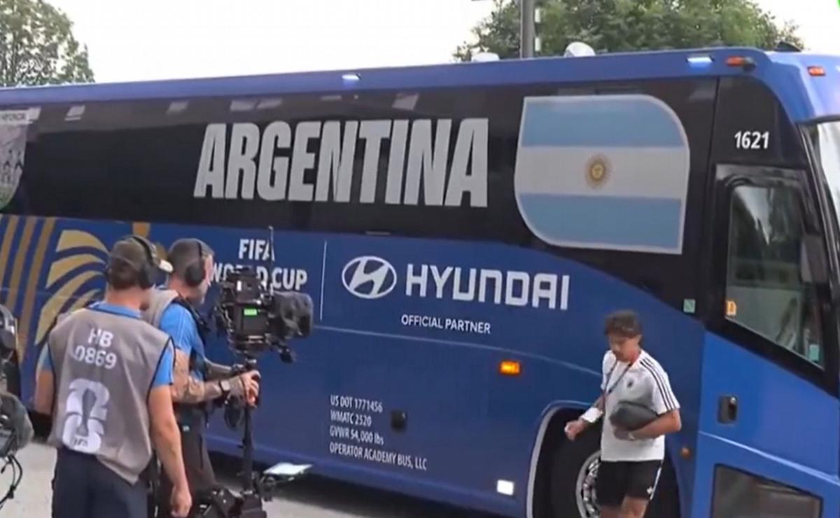 Giuliano Simeone fue el primero en bajar del colectivo.