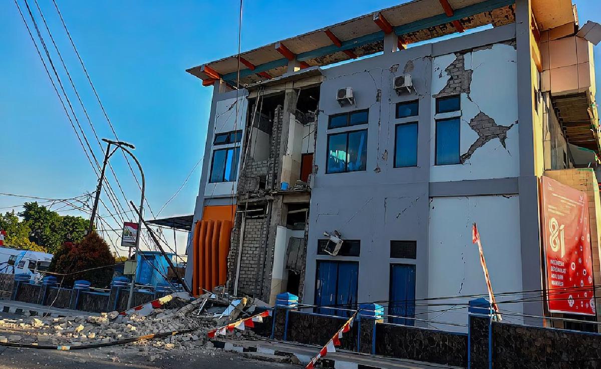 38 muertos tras el terremoto de 7,7 que sacudió a Indonesia. (Foto: AFP)