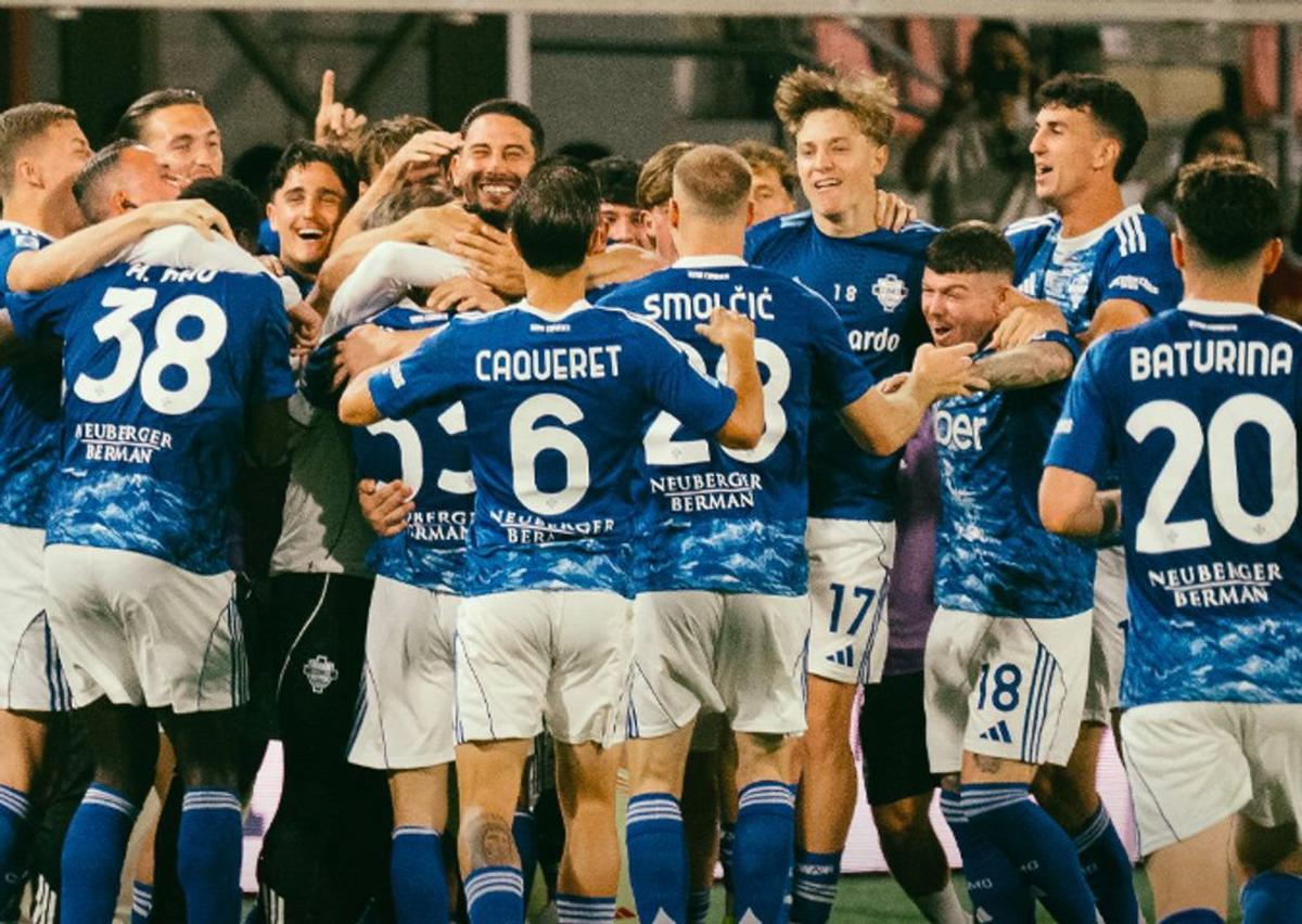 Jugadores del Como festejan el triunfo y la clasificación a la UEFA Champions League.