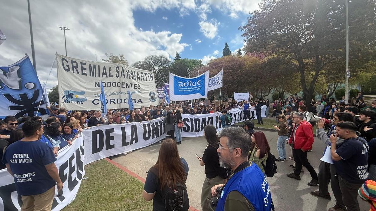 Marcha Universitaria en Córdoba. (Foto: Daniel Cáceres/Cadena 3)