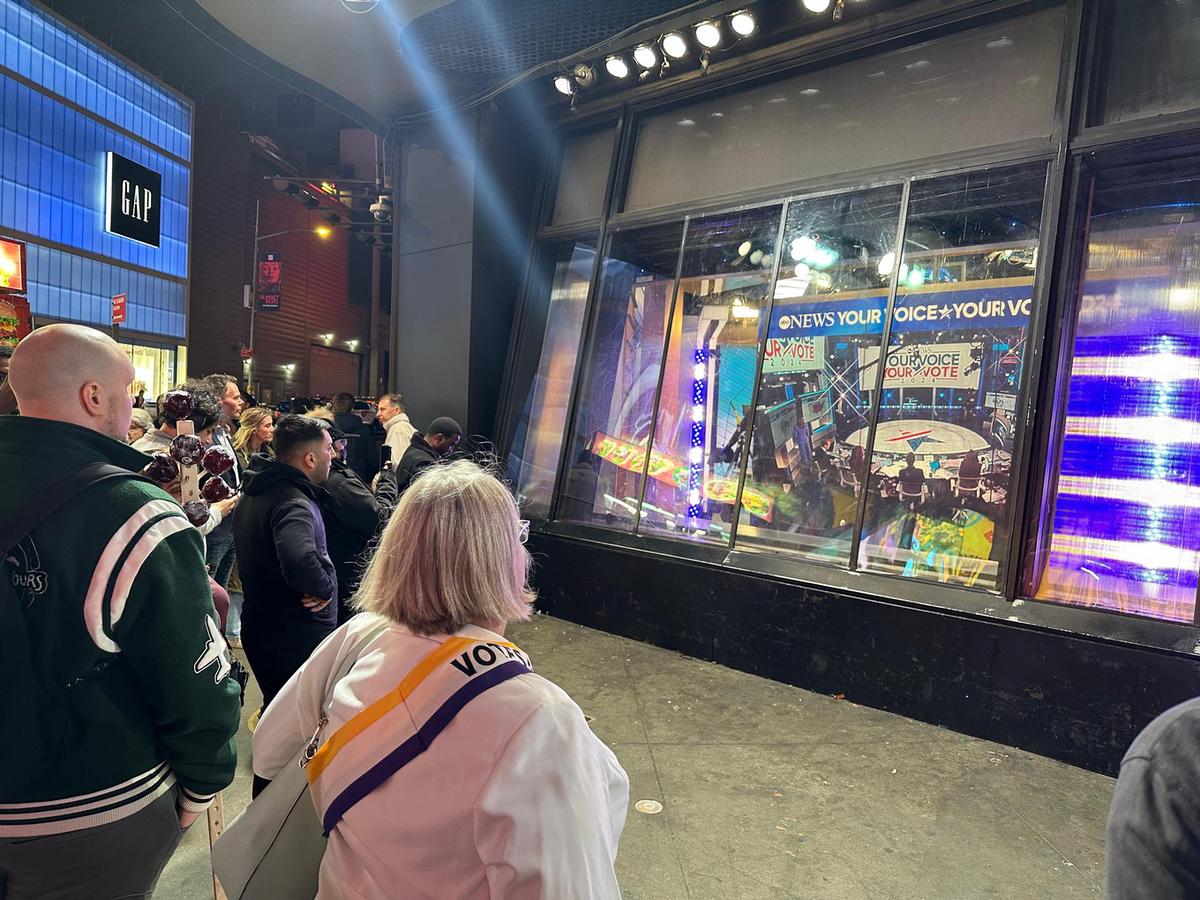 FOTO: Times Square, el corazón de Nueva York, palpita el resultado.