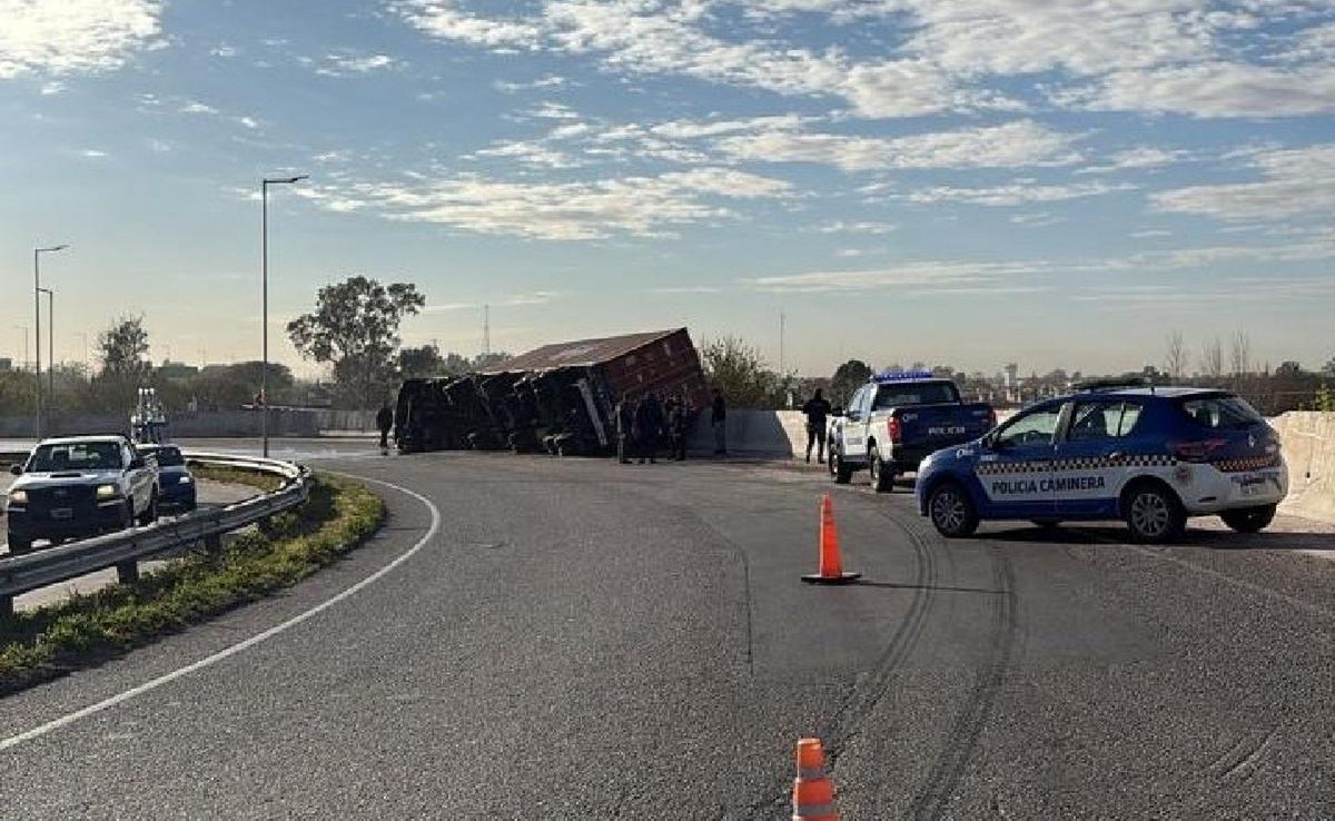 Corte total por un siniestro vial sobre el puente de Variante Juárez Celman. (Foto: Policía)