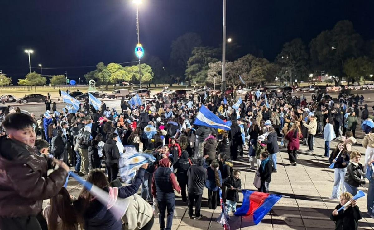 Festejos en el Monumento a la Bandera tras la clasificación.