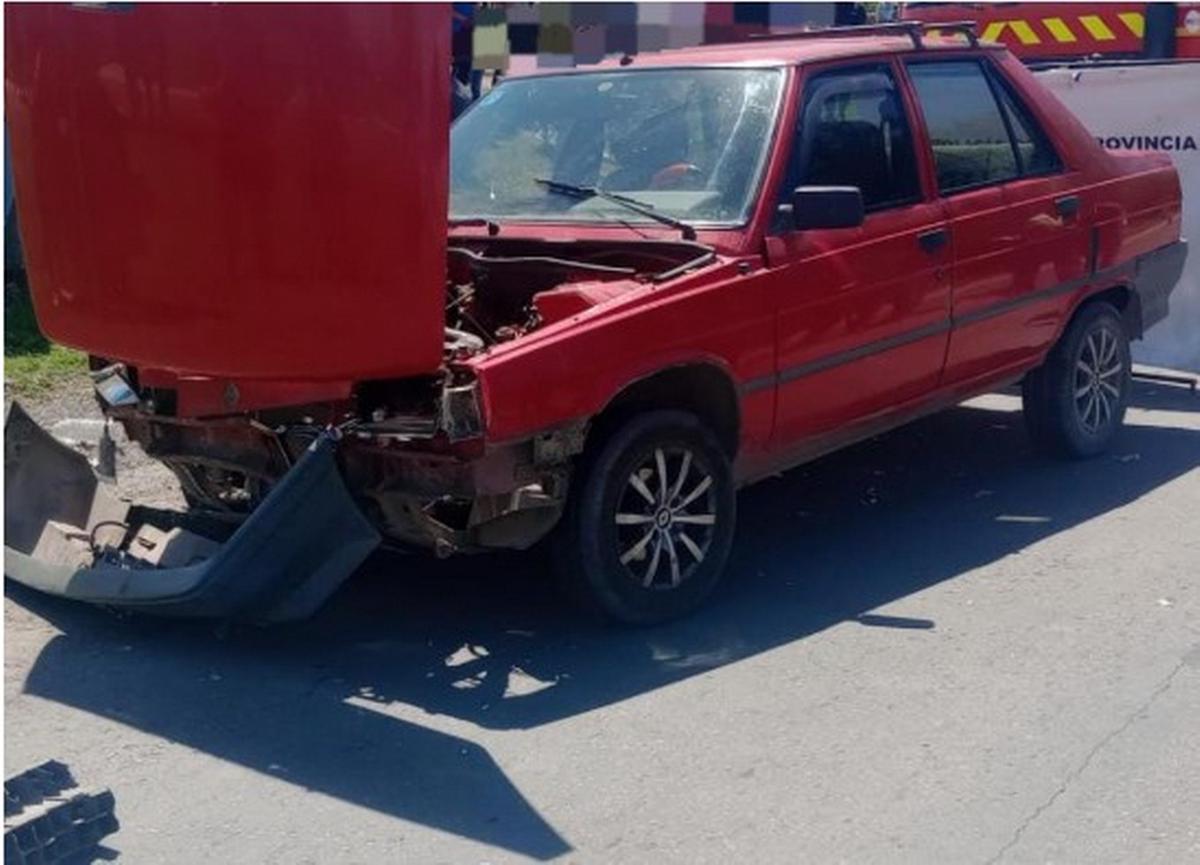 El accidente involucró a un Renault 9 y a dos motos.