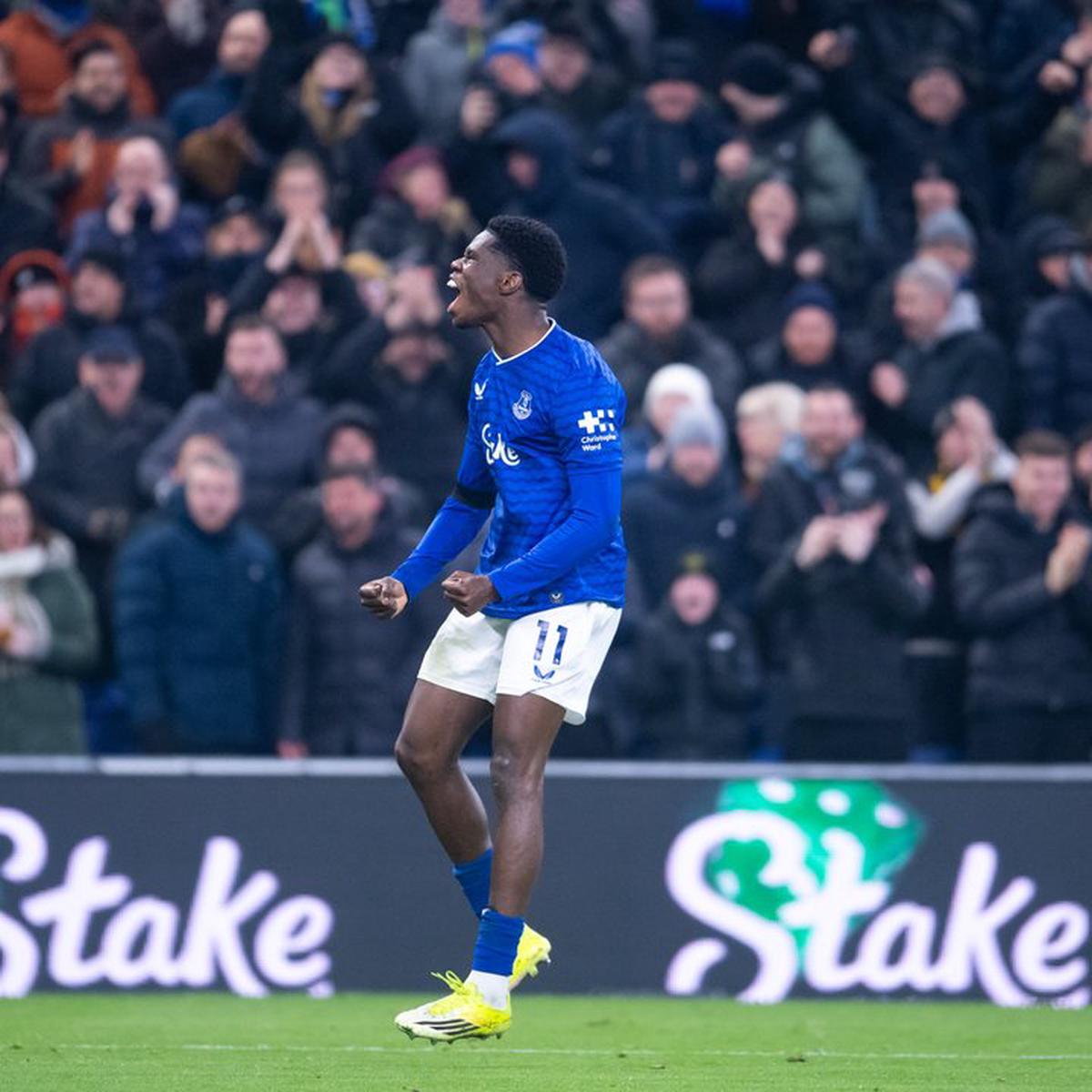 Thierno Barry festeja su gol, que significó el 1-1 entre Everton y Leeds.