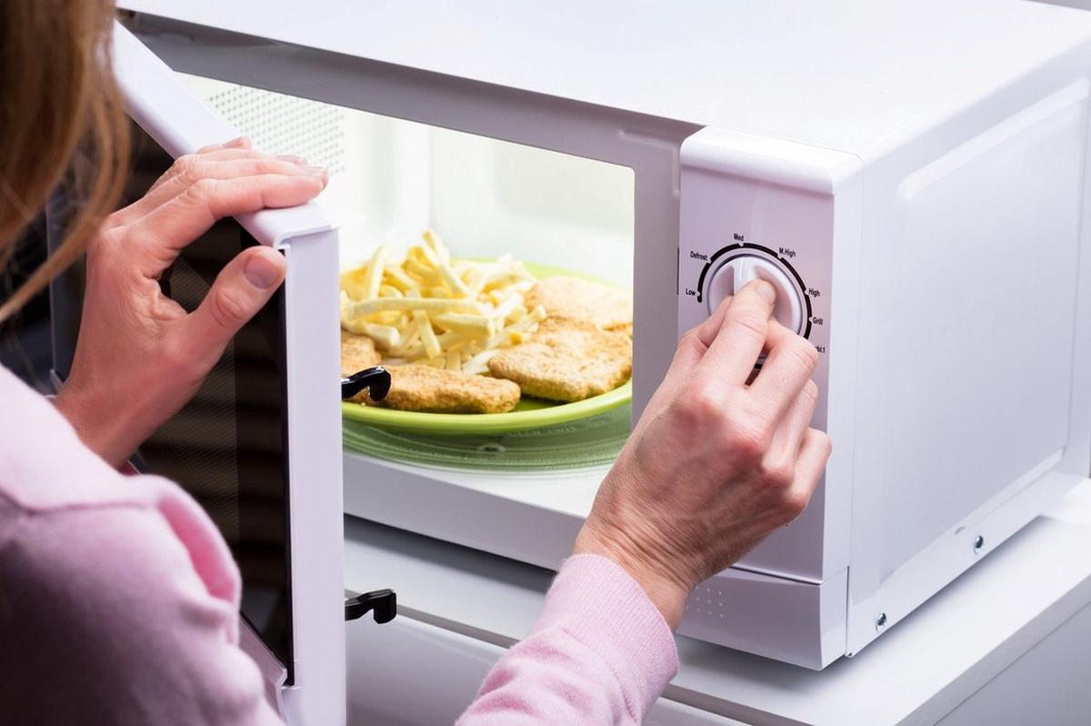 El microondas: ¿es seguro calentar alimentos? Lo que debes saber sobre su uso y propiedades