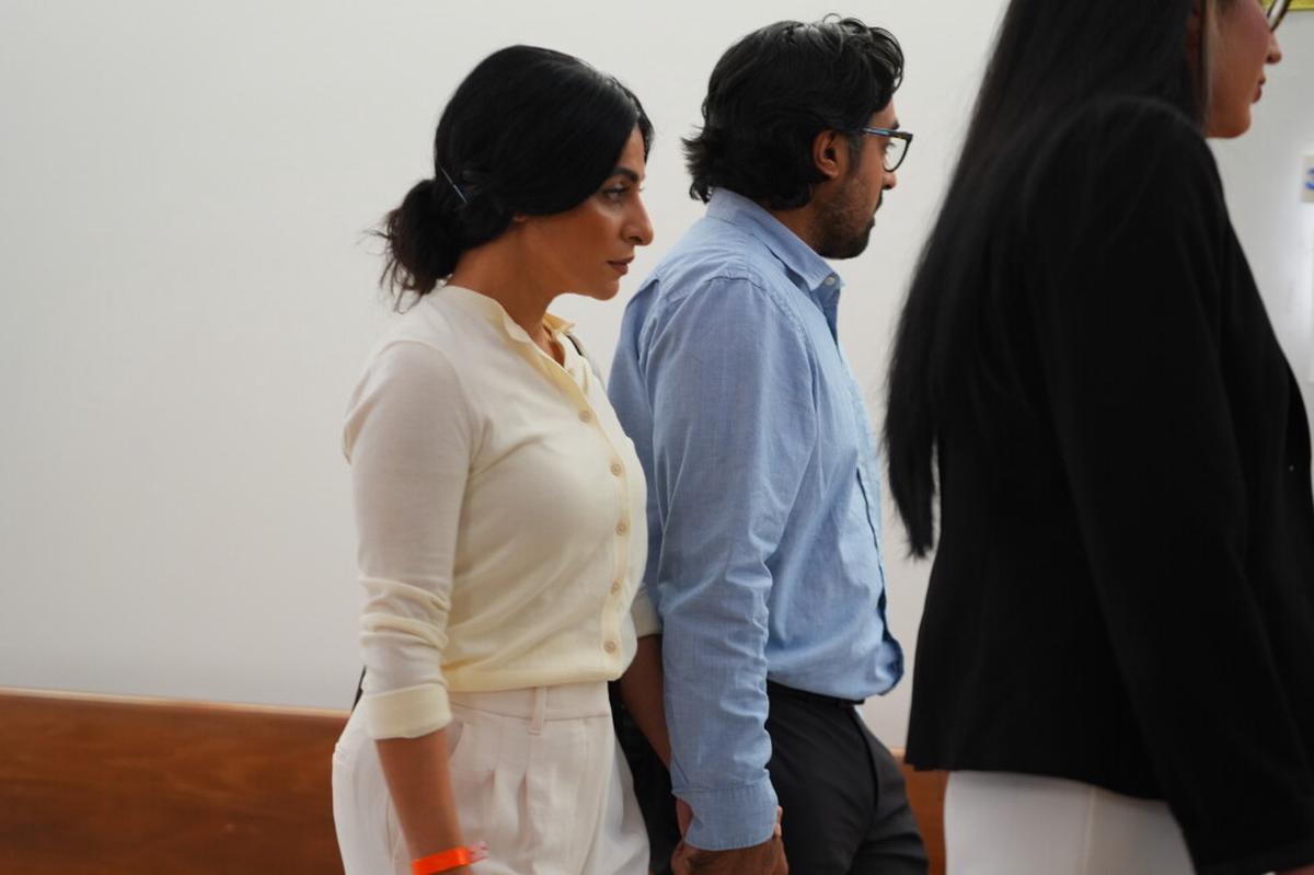 Pareja de California enfrenta en tribunal a madre sustituta en caso de maternidad subrogada y aborto