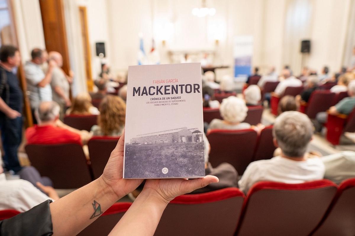 La sala Regino Maders lució llena en la presentación del libro. (Foto: Legislatura)