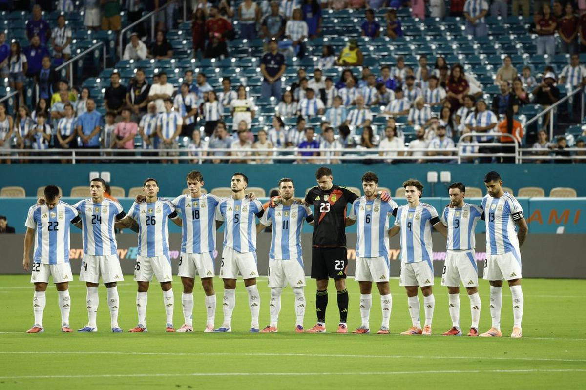 Los jugadores argentinos durante el minuto de silencio.