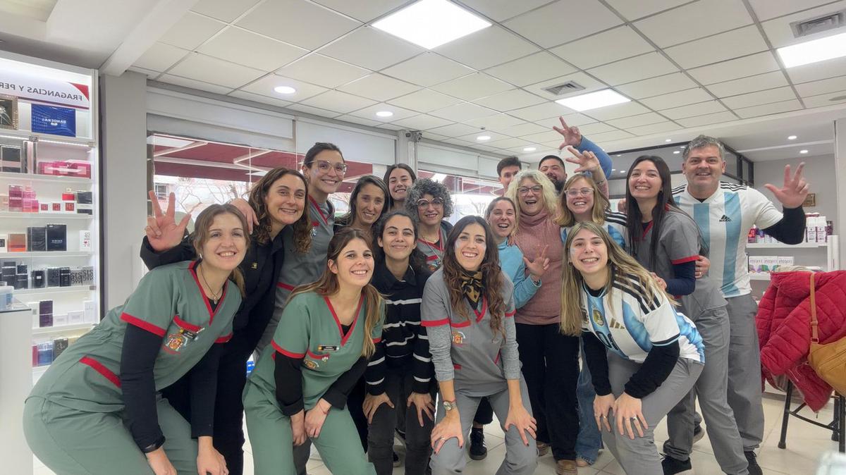 Claudia, junto a los empleados de la farmacia que la adoptaron de cábala.