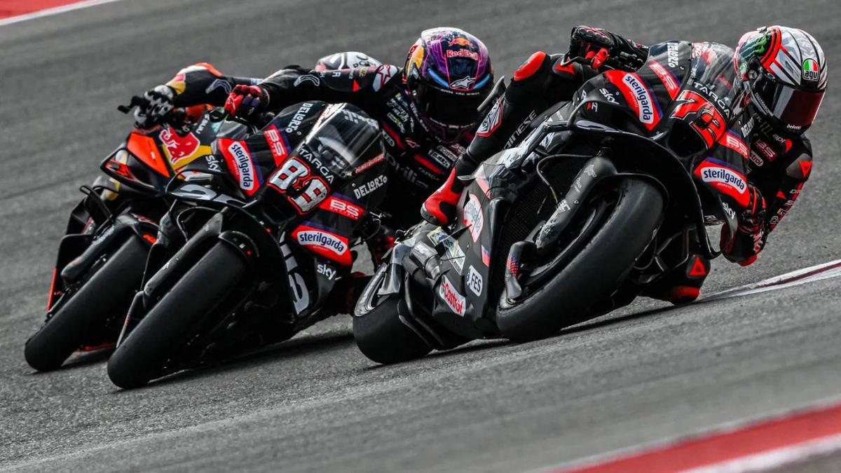 Marco Bezzecchi y Jorge Martín del Aprilia Team.