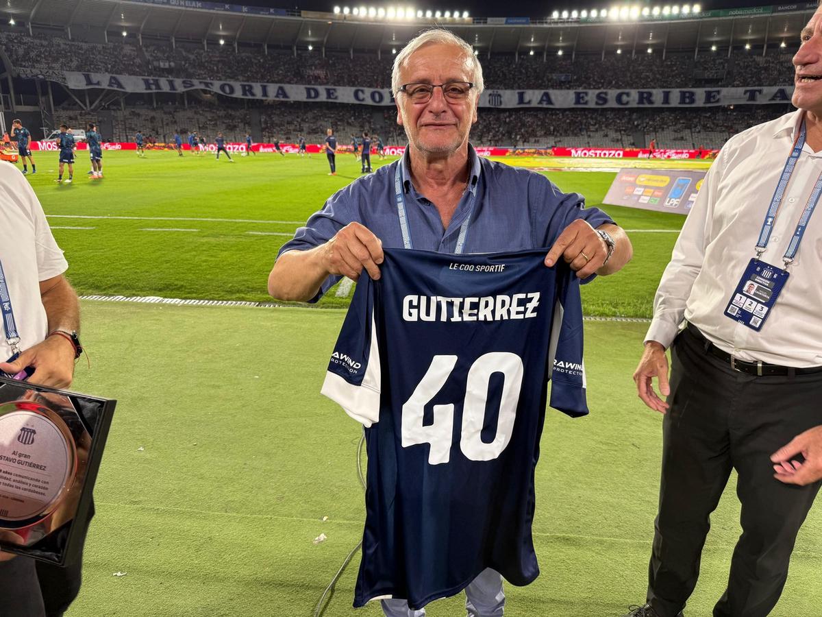 Gustavo Gutiérrez, homenajeado por el club de barrio Jardín.