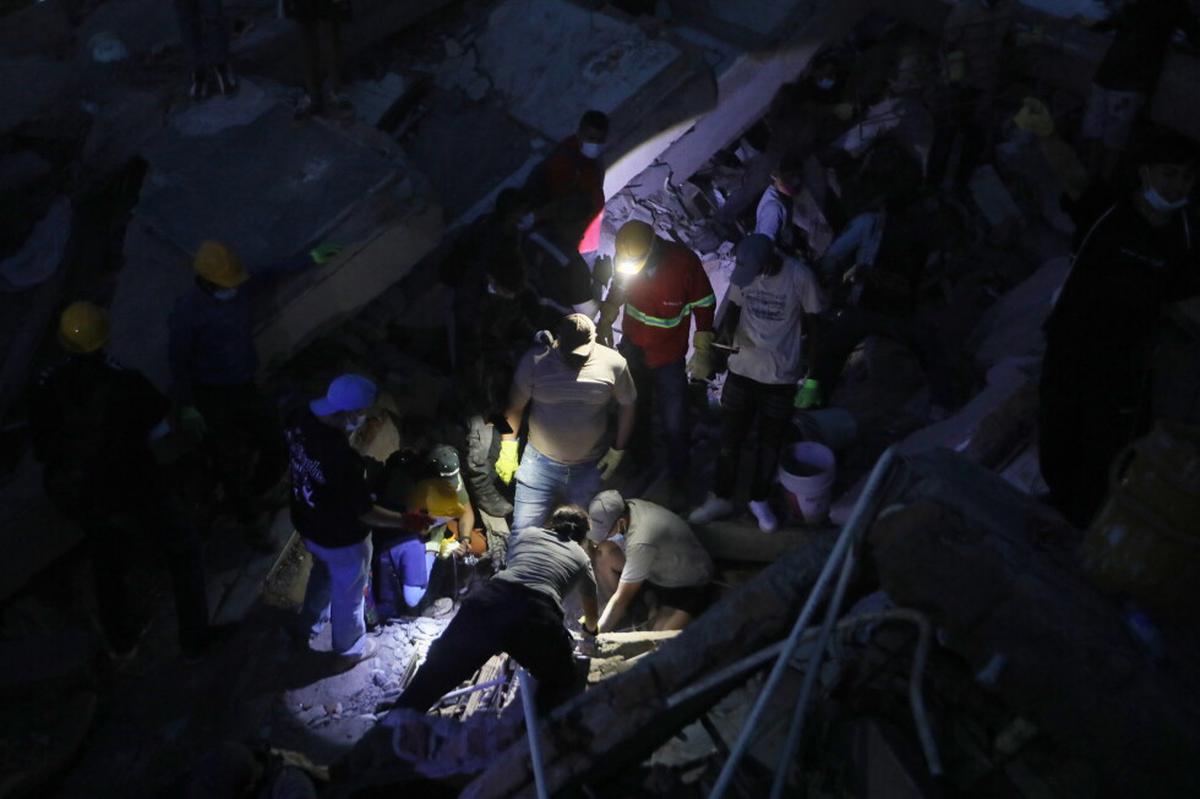 Colombia busca a desaparecidos tras un fuerte terremoto que mató a más de 100 personas