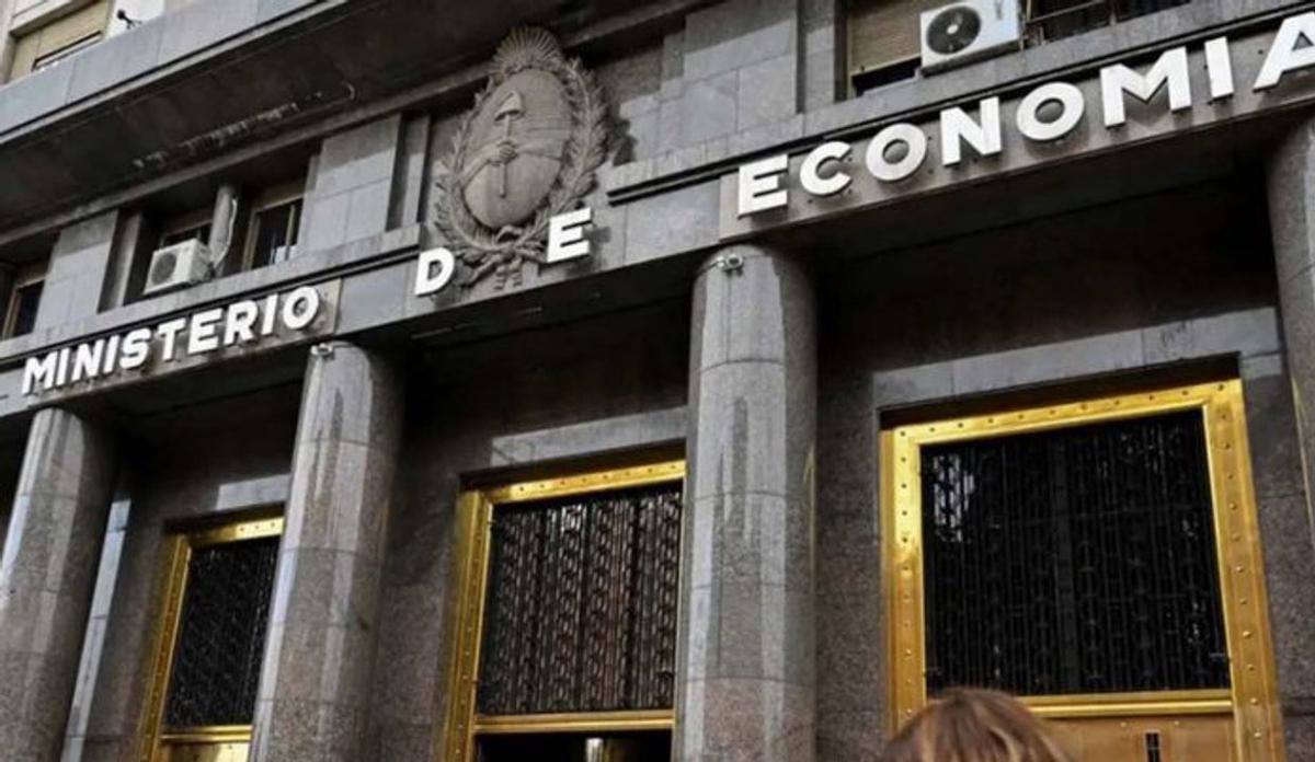Evacuación en el Ministerio de Economía por amenaza de bomba en Buenos Aires