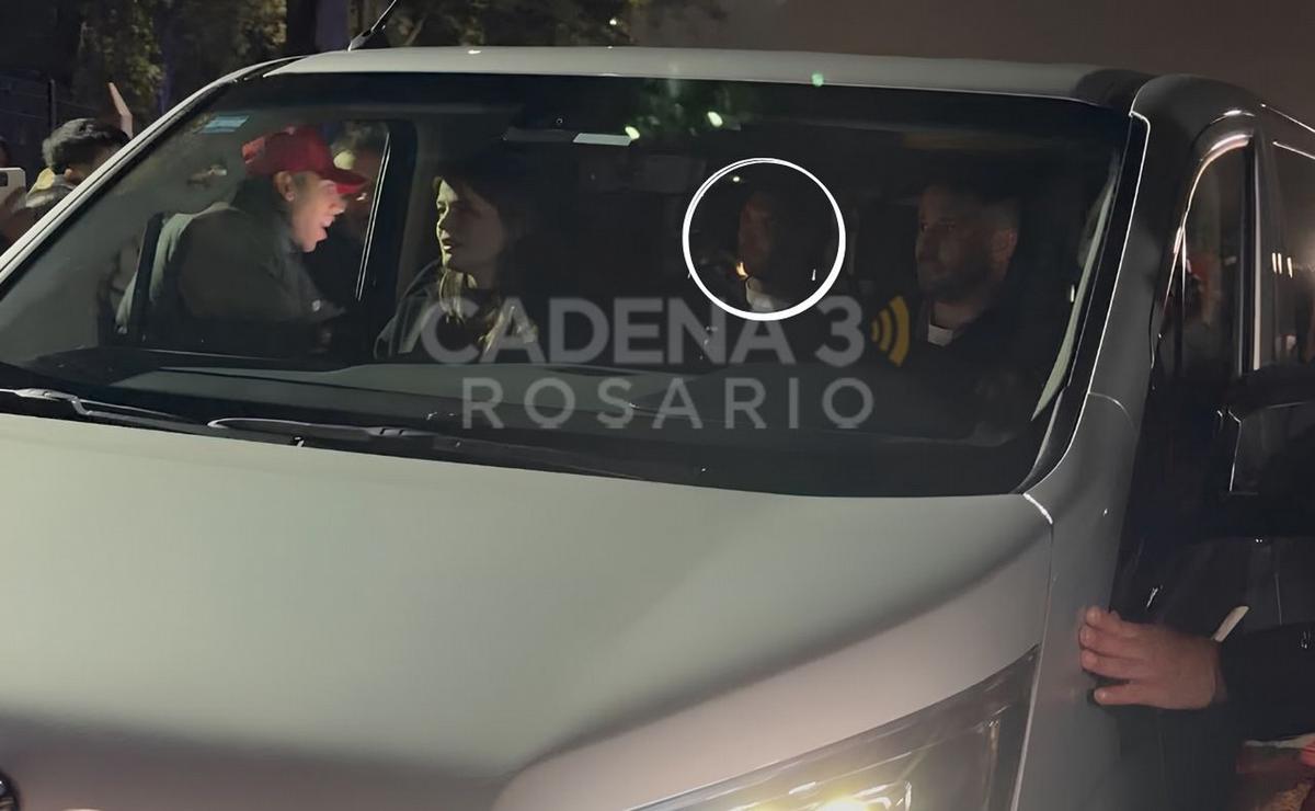 Lionel Messi llegando a su casa en la ciudad de Funes.