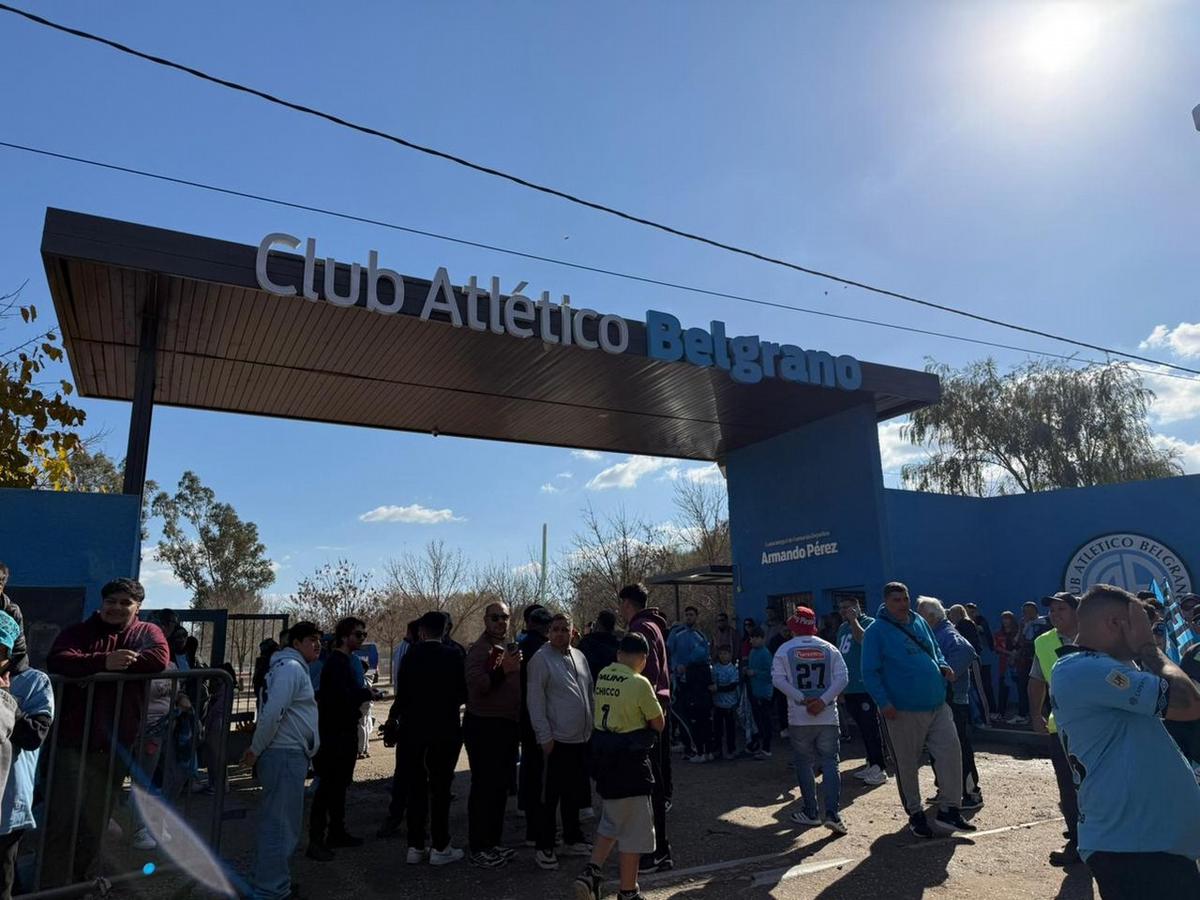 El ingreso al predio de Villa Esquiú, rodeado de hinchas para ver al plantel campeón.