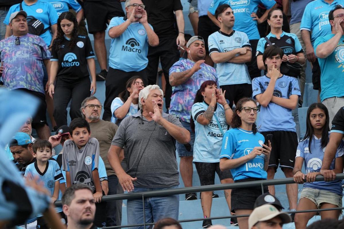 Los hinchas de Belgrano, dolidos tras la eliminación en Alberdi.