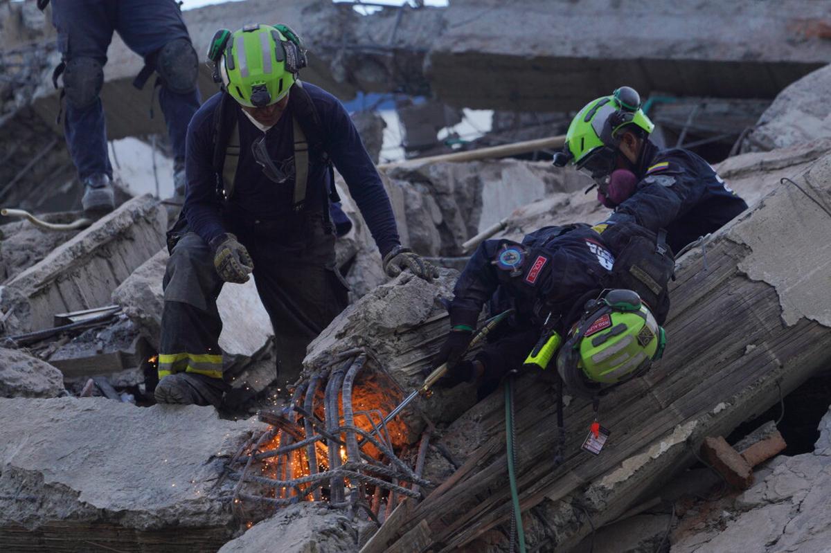 Colombia busca a desaparecidos tras un fuerte terremoto que mató a más de 100 personas