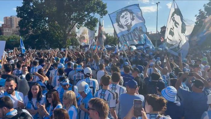 Miles de argentinos celebran en Kansas City antes del debut de la Selección