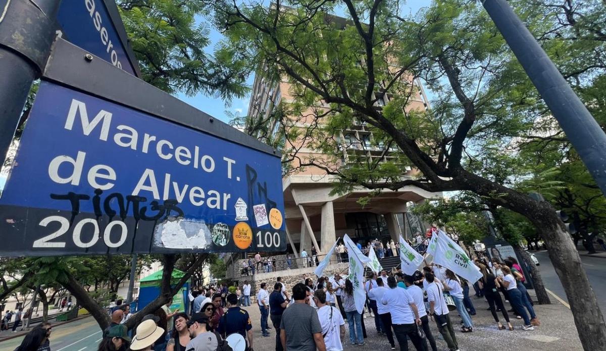 FOTO: Protesta del Suoem por las calles de Córdoba (Foto: Daniel Cáceres/Cadena3)