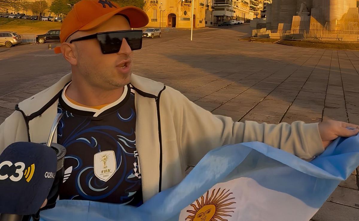 Jano, el hincha rosarino festejando en el Monumento.