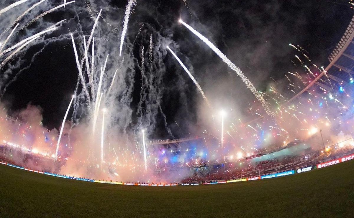 FOTO: El impactante recibimiento de Racing en la Sudamericana. (Foto:NA)