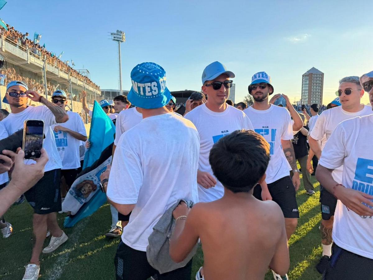 Río Cuarto recibe a los jugadores tras el ascenso. 