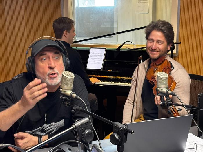 El Flaco Pailos rompió el molde y presentó su nuevo show sinfónico en los estudios de Cadena 3