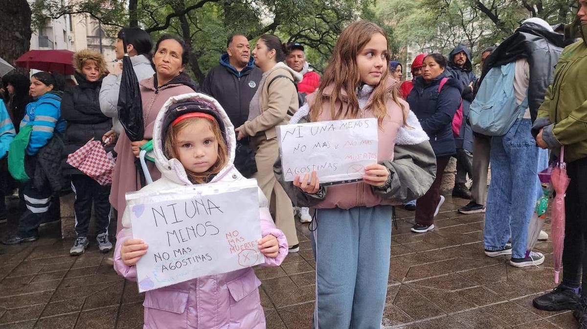 Comenzó la marcha de Ni Una Menos bajo la lluvia en Córdoba. 