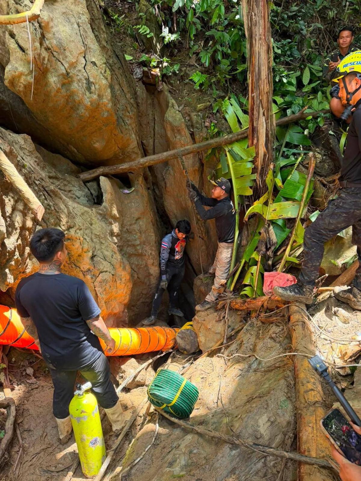 Continúa la búsqueda de 7 personas atrapadas en una cueva inundada en Laos