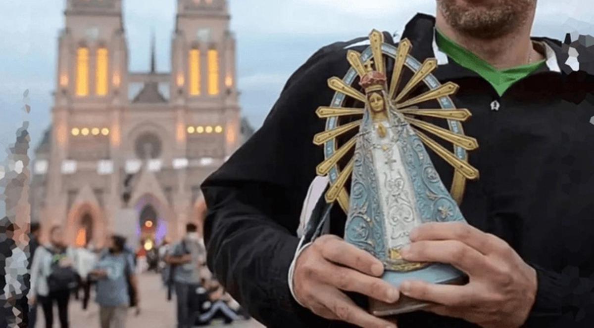 Miles de fieles se congregan en torno a la Madre