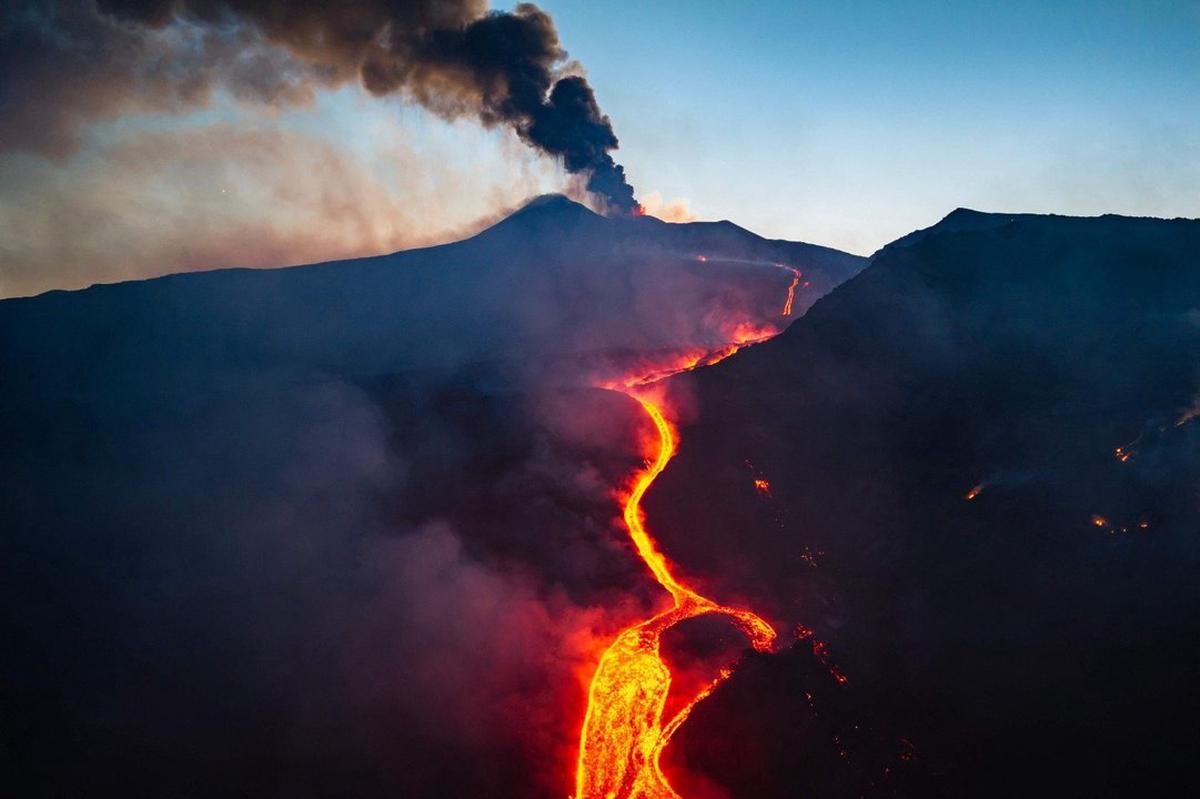 Erupción del Etna obliga a cerrar el aeropuerto de Catania y la ceniza llega a Malta.