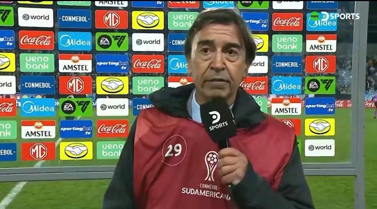 El periodista Marcelo Benedetto se quedó esperando la palabra de los jugadores de Boca.
