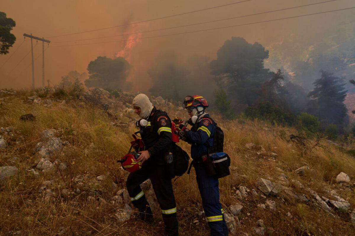 Bomberos se apresuran a contener incendios cerca de Atenas antes de que vuelvan vientos y calor