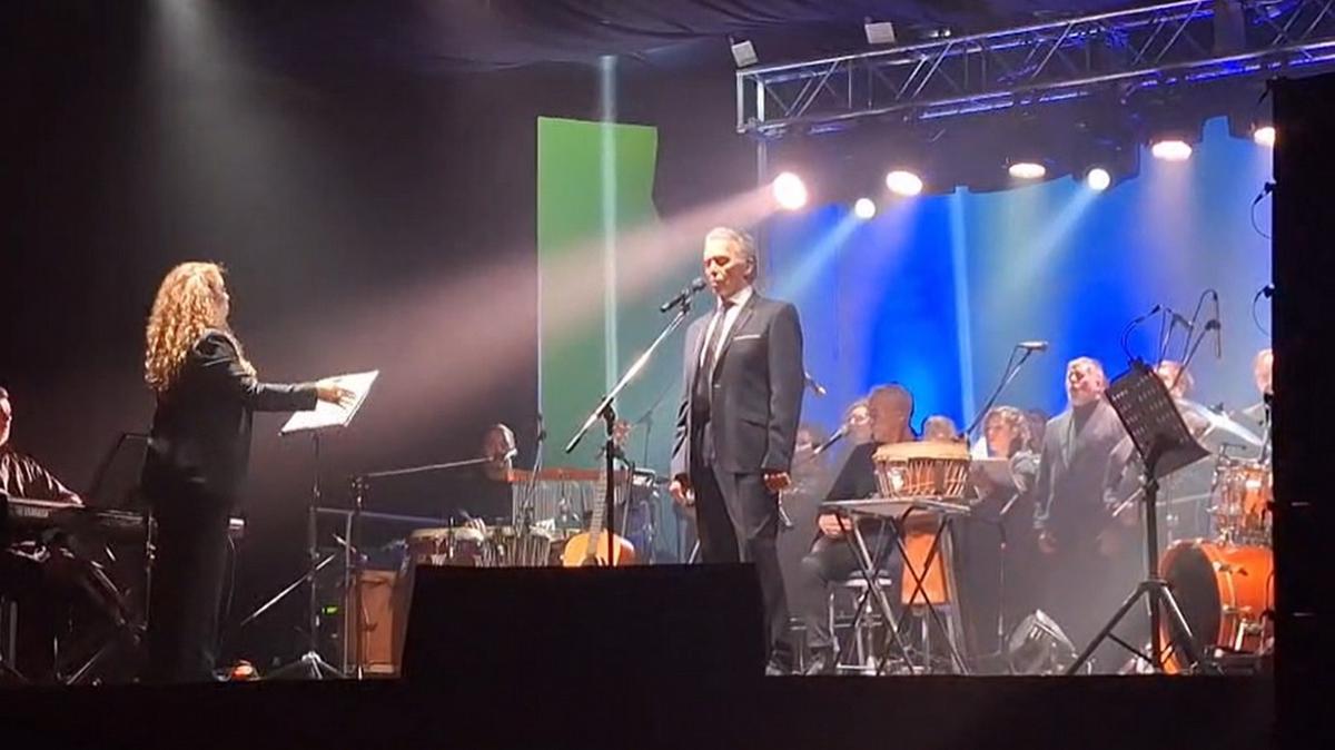Jairo y el coro Voces de Tlamuchita, en Bell Ville.