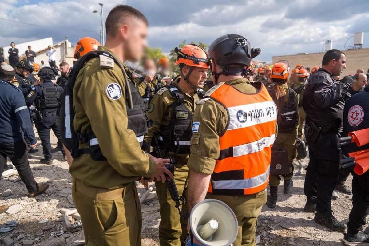 Efectivos de los servicios de emergencia buscan víctimas entre los escombros de Beit Shemesh