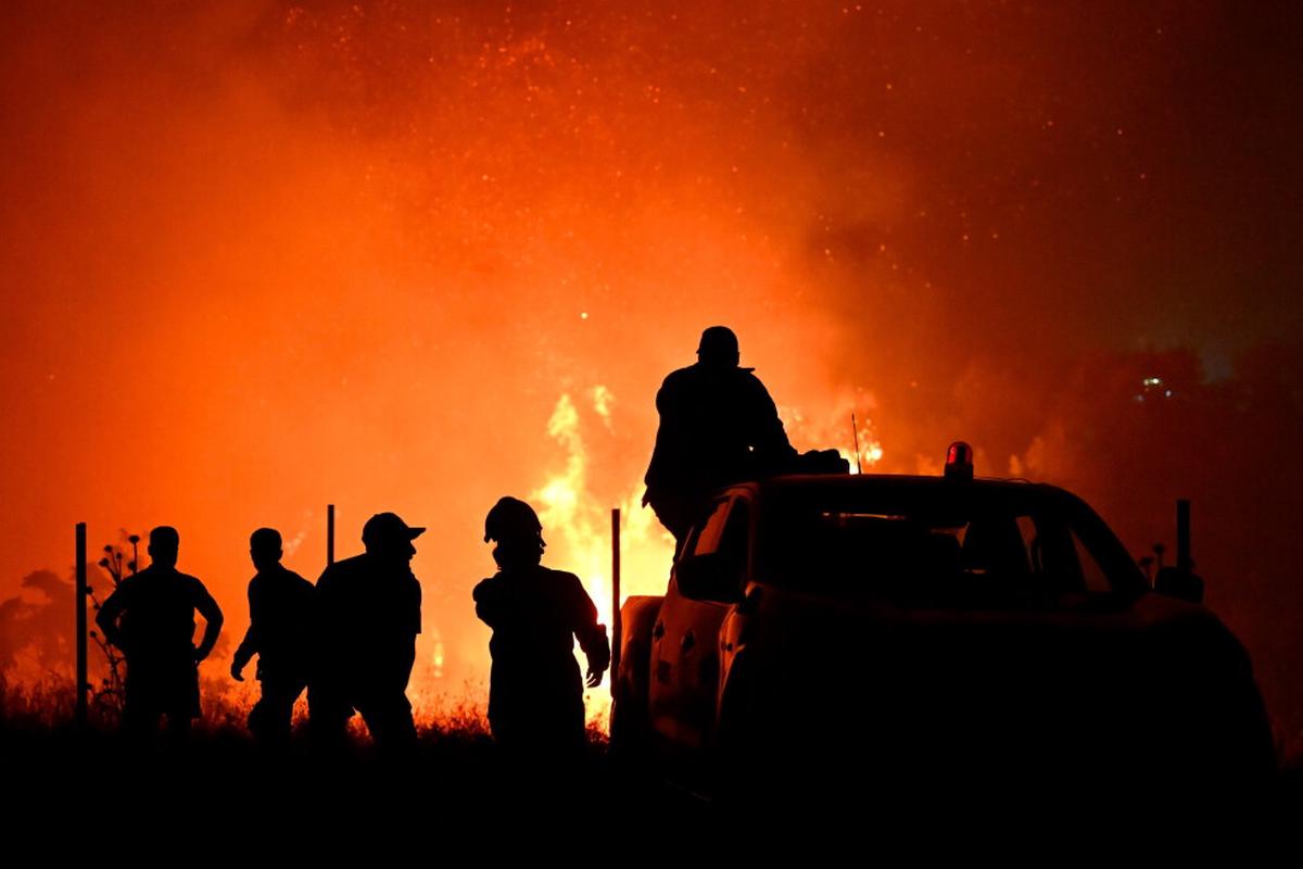 Un incendio forestal cerca de la ciudad griega de Salónica obliga a evacuar