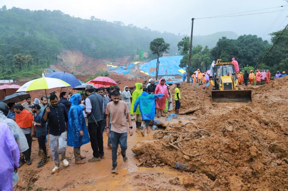 Rescatistas buscan a 5 desaparecidos tras deslave letal en estado indio de Kerala