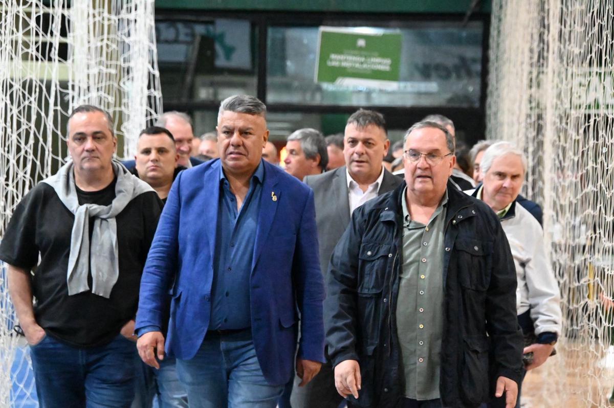 FOTO: Chiqui Tapia recorriendo el estadio de Ferro.