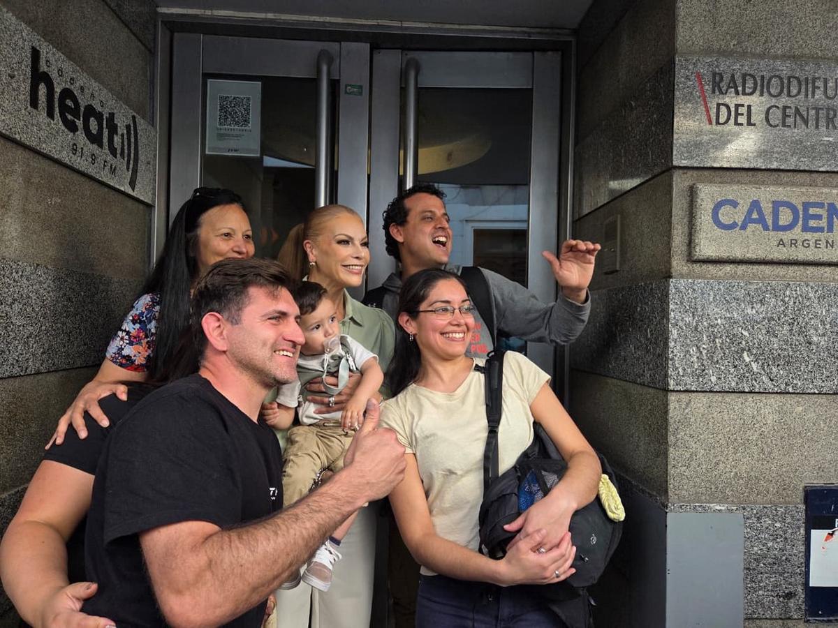 Olga Tañón, con fans en la puerta de la radio.
