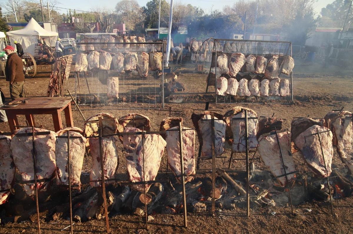 El 1° de mayo, mil costillares a las brasas transforman Uribelarrea