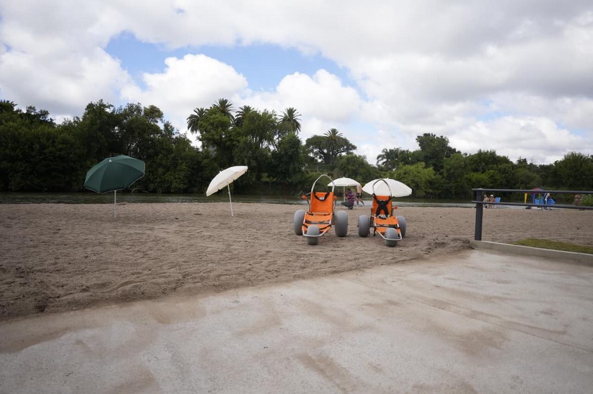 Inauguraron una playa universal en Villa María para personas con discapacidad