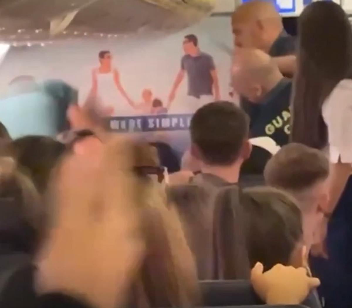 Pareja alcoholizada desata caos en vuelo de Ryanair hacia España