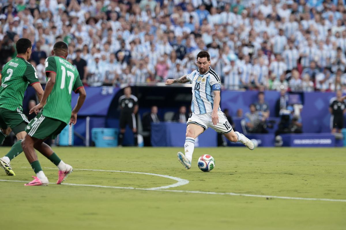Messi saca un zurdazo mágico para poner arriba a Argentina en el marcador.