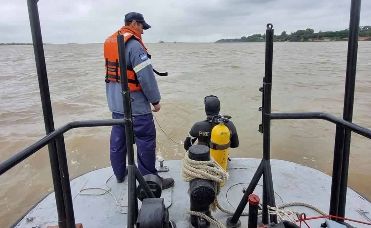 Prefectura busca a los desaparecidos en el río Paraná.