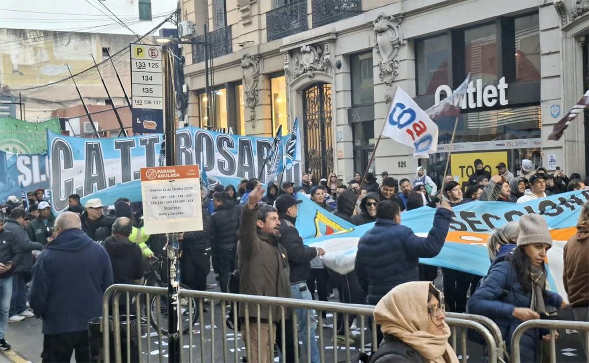 Marcha contra Javier Milei en Rosario.