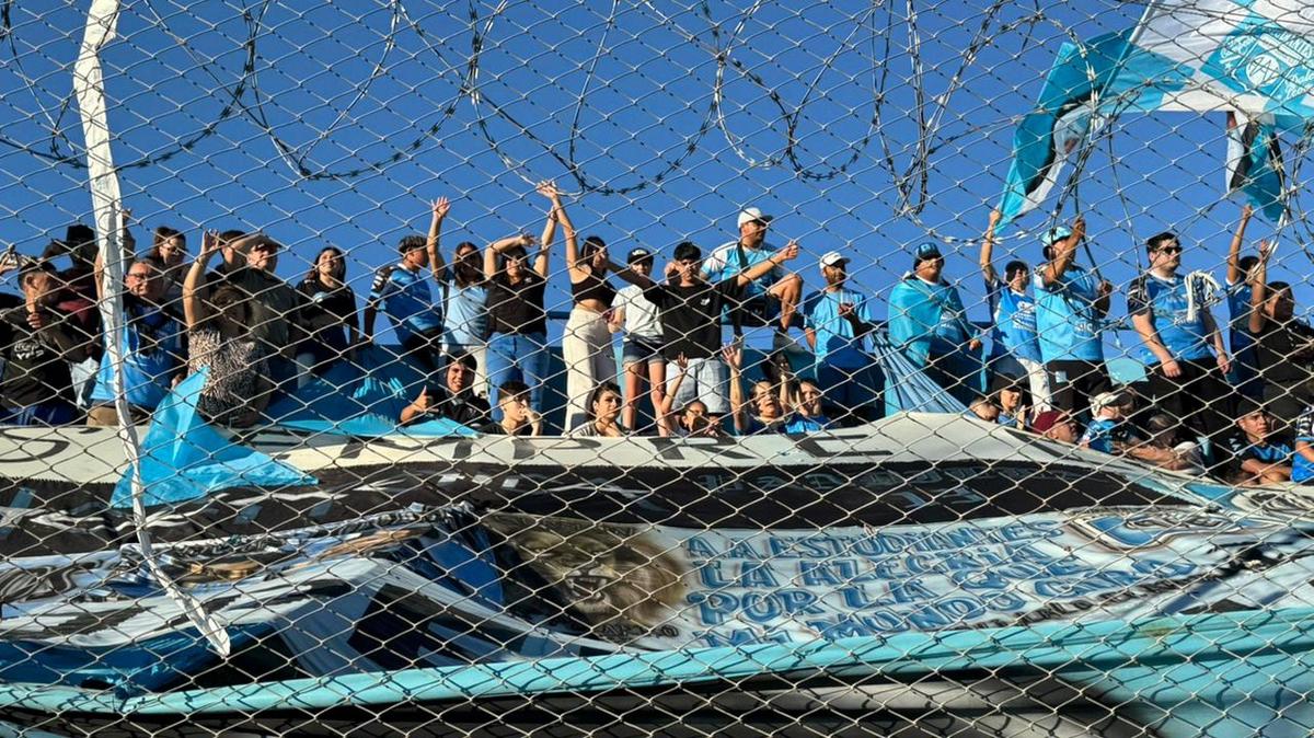 Río Cuarto recibe a los jugadores tras el ascenso. 