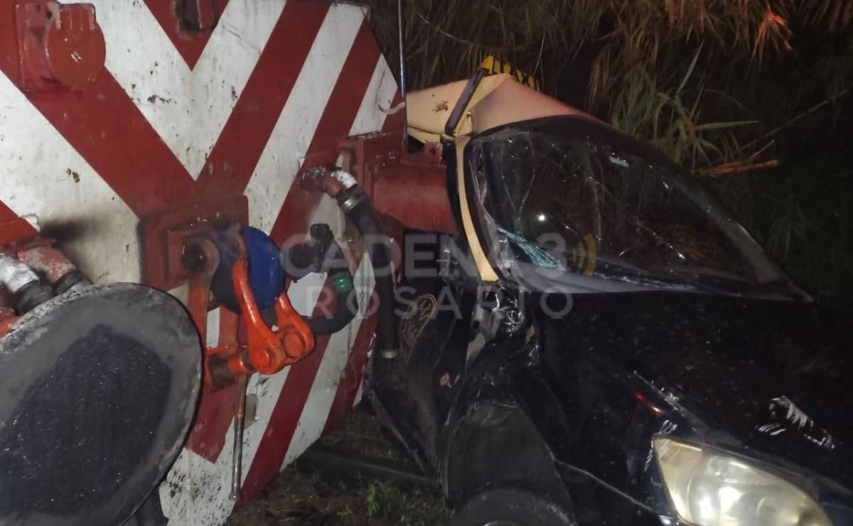 El taxi fue embestido por un tren y el conductor no corre peligro.