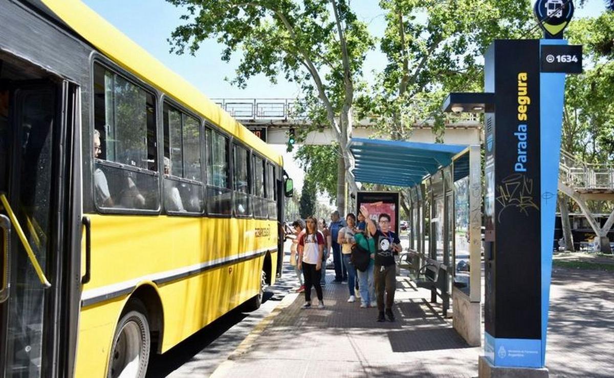 IMAGEN: Colectivos interurbanos en Rosario.