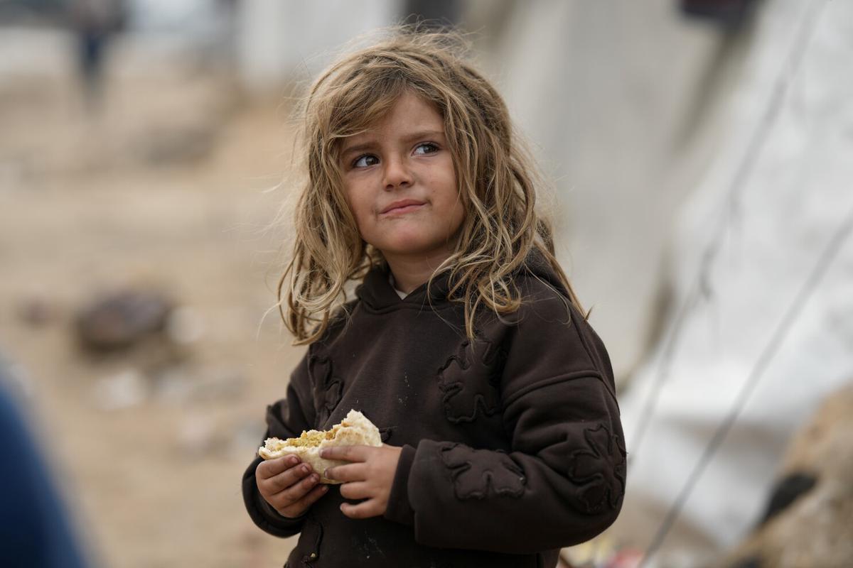 Ayuda a Gaza, muy por debajo del acuerdo de alto el fuego, según análisis de AP